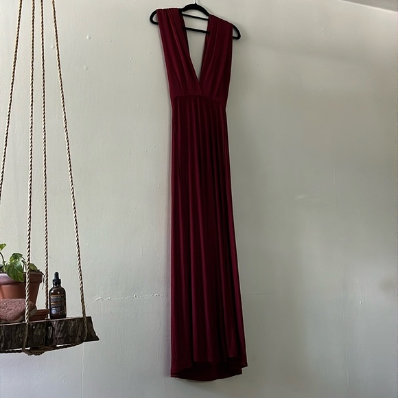 Stunning Burgundy Sleeveless Maxi Dress with Deep V-Neck - Picture 2 of 3